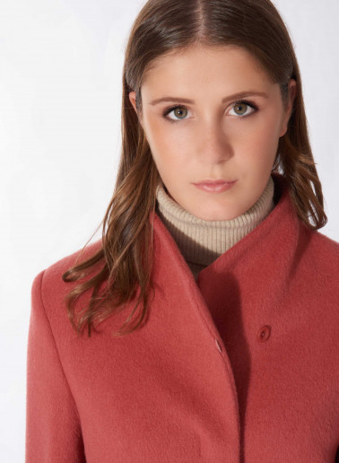 Cappotto corto rosa scuro in lana e alpaca con collo alto