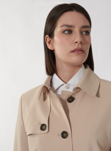Einreiher Trenchcoat aus technischem Stoff mit maßgeschneiderten Nähten in beige