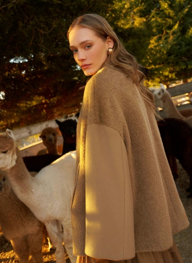 Kurzmantel mit kontrastreicher Stoffstruktur aus Wolle und Alpaka in dark Camel