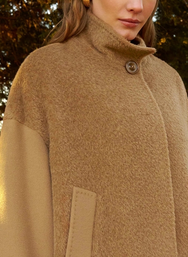 Kurzmantel mit kontrastreicher Stoffstruktur aus Wolle und Alpaka in dark Camel