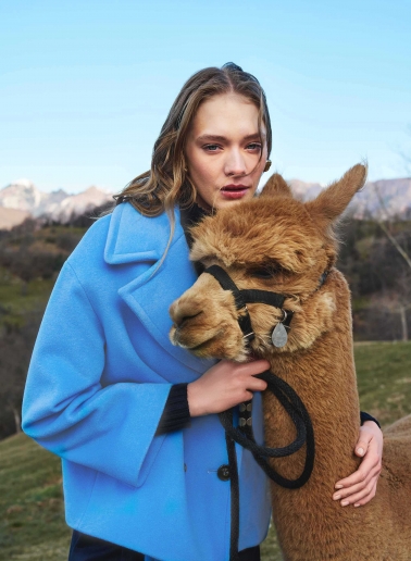 Zweireiher Oversized Kurzmantel mit Maxirevers aus Wolle und Alpaka in Hellblau