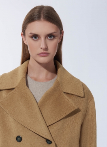 Short double breasted pure camel wool camel coat with maxi notch collar