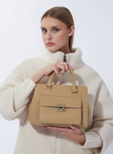 Steife Tasche aus Leder mit Metallverschluss in light Camel