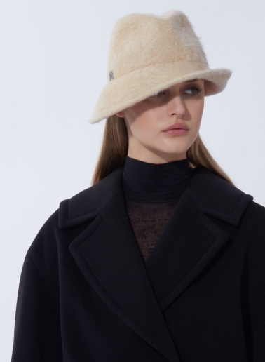 Asymmetrischer Hut aus Wolle mit Felloptik in Beige