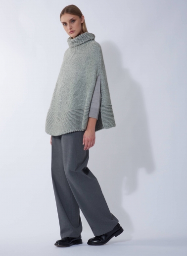 Gestricktes Cape in Perlgrau