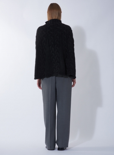 Gestricktes Cape mit Zopfmuster in Schwarz