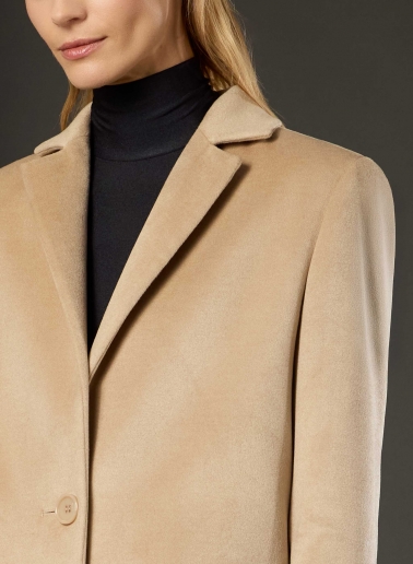 Maximantel mit maskulinem Schnitt aus reiner Seide in Beige