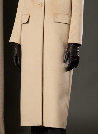 Maximantel mit maskulinem Schnitt aus reiner Seide in Beige