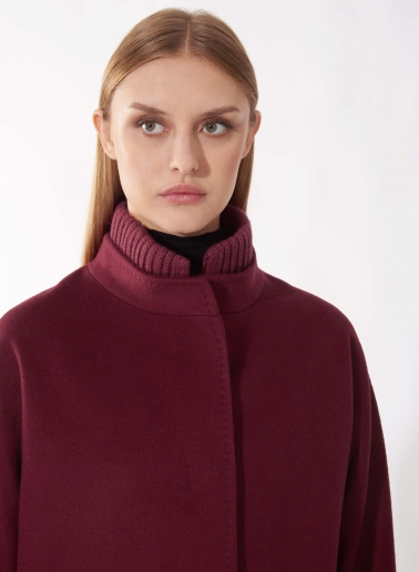 Oversized Kurzmantel mit Strick-Details aus reiner Wolle mit Zobel-Effekt in Bordeaux
