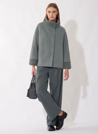 Kurzmantel mit Rippen-Strick-Details aus Wolle und Cashmere in Hellgrau