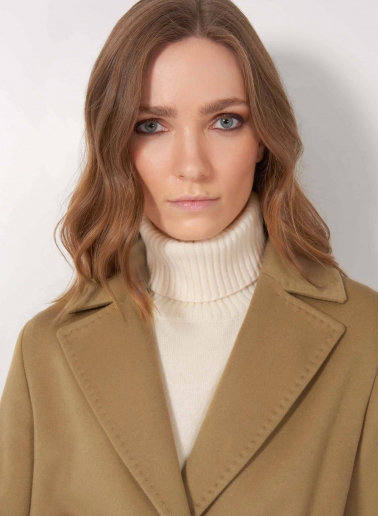 Taillierter Gürtelmantel aus reinem Cashmere in Camel