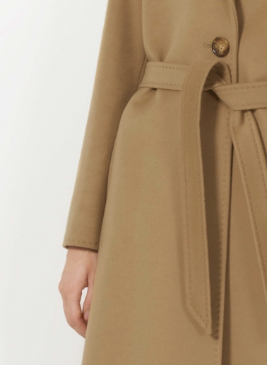 Taillierter Gürtelmantel aus reinem Cashmere in Camel