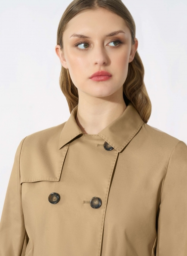 Double-breasted camel trench coat in technical fabric with tailored stitches