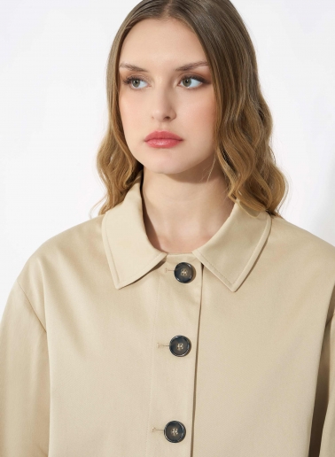 Baumwolljacke mit Hemdkragen und aufgesetzten Taschen in beige
