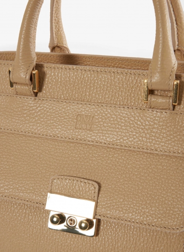 Light camel genuine leather structured bag with metal closure