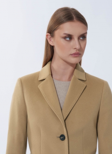 Mantel mit maskulinem Schnitt aus reiner Wolle in Camel