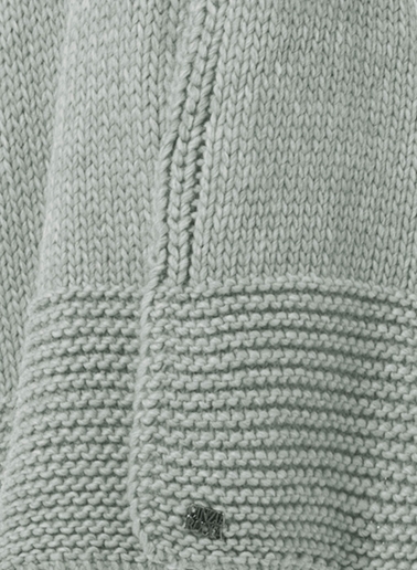 Gestricktes Cape in Perlgrau