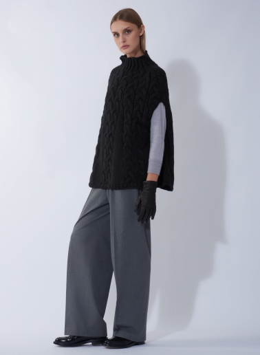 Gestricktes Cape mit Zopfmuster in Schwarz