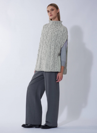Gestricktes Cape mit Zopfmuster in Perlgrau