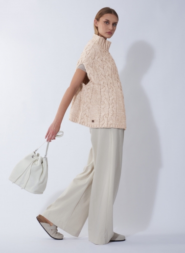 Gestricktes Cape mit Zopfmuster in Beige