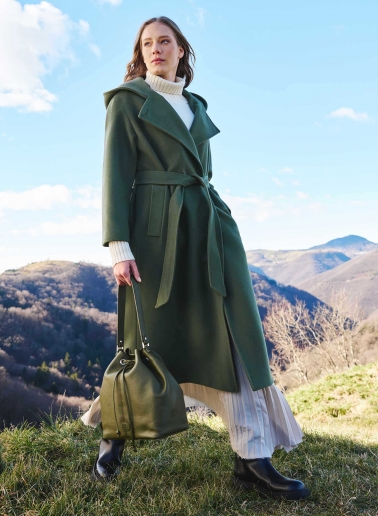 Maxi cappotto verde militare con cintura e cappuccio in lana e cashmere