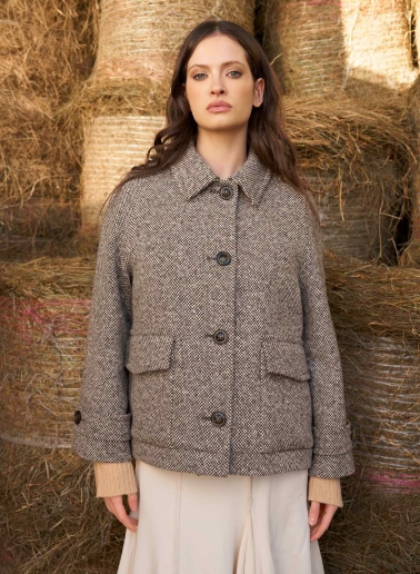 Cappotto corto con fantasia marrone in lana con collo a camicia e tasche applicate