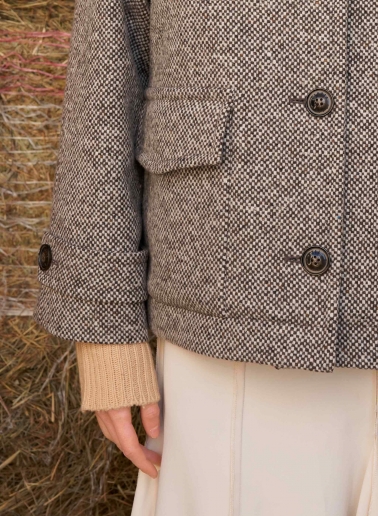 Cappotto corto con fantasia marrone in lana con collo a camicia e tasche applicate