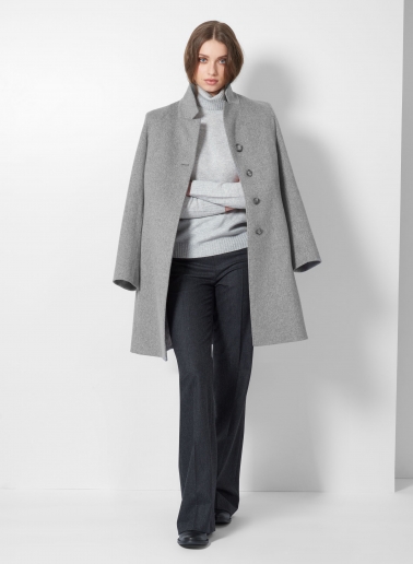 Cappotto grigio chiaro con rever rovesciato realizzato in pura lana