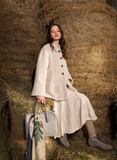 Cappotto corto beige in lana e alpaca con collo a camicia e tasche applicate