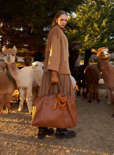 Piccolo foulard in twill di pura seta con fantasia piume stilizzate color tabacco