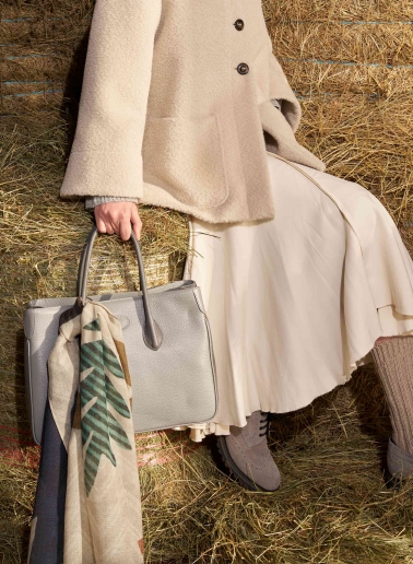 Sciarpa in lana con disegno geometrico e foglie beige