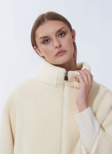 Cappotto corto oversize bianco con inserti in maglia