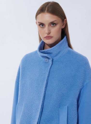 Cappotto corto azzurro con texture tessuto in contrasto in lana e alpaca