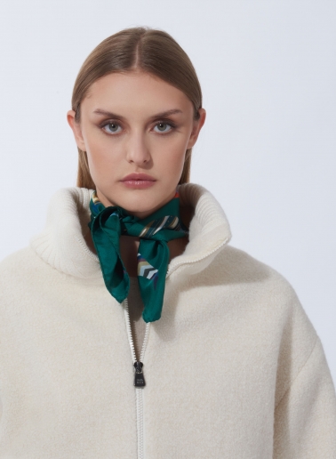 Piccolo foulard in twill di pura seta con fantasia piume stilizzate verde