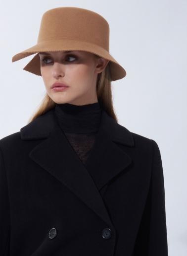 Cappello con taglio vivo zig zag cammello in feltro di lana