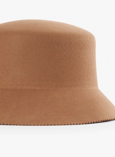 Cappello con taglio vivo zig zag cammello in feltro di lana