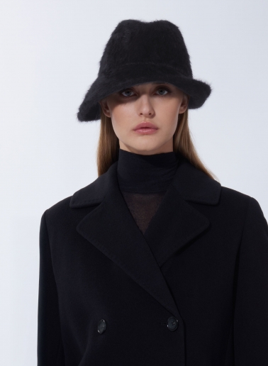 Cappello asimmetrico nero in lana effetto pelliccia