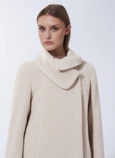 Cappotto corto beige svasato in lana e alpaca con collo incrociato