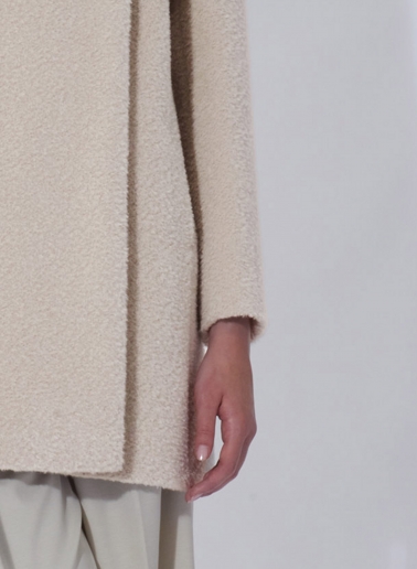 Cappotto corto beige svasato in lana e alpaca con collo incrociato