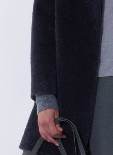 Cappotto corto blu svasato in lana e alpaca con spacchi laterali