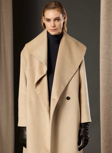 Cappotto beige con collo a maxi scialle in pura seta