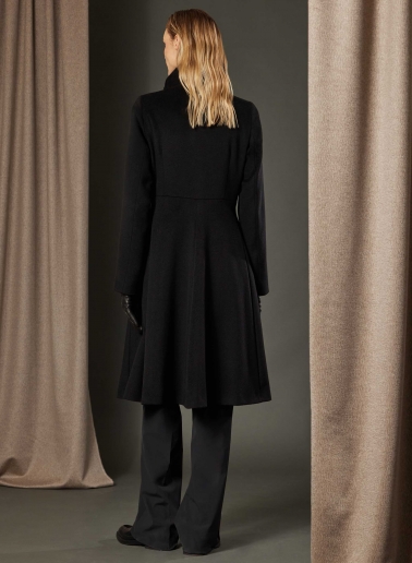 Cappotto redingote lungo nero con collo alto drappeggiato in pura seta