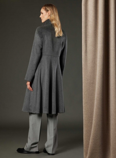 Cappotto redingote lungo grigio con collo alto drappeggiato in pura seta