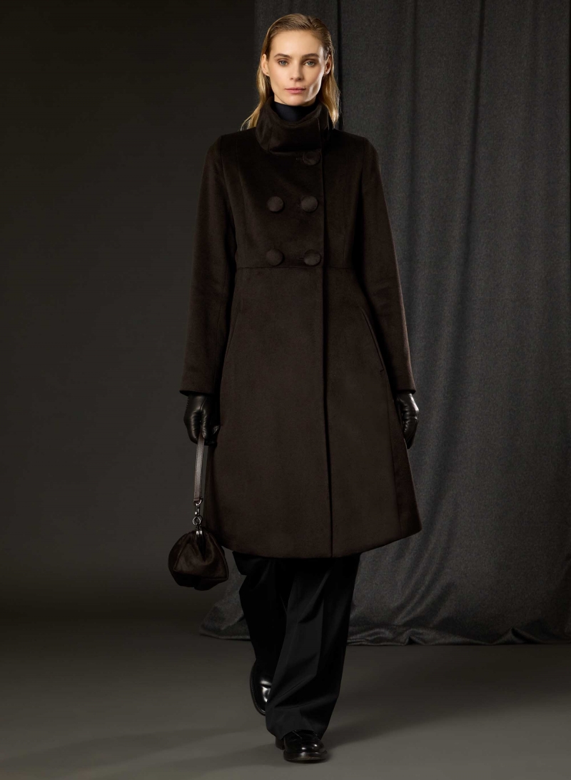 Cappotto redingote lungo marrone con collo alto drappeggiato in pura seta