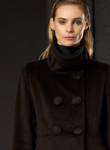 Cappotto redingote lungo marrone con collo alto drappeggiato in pura seta