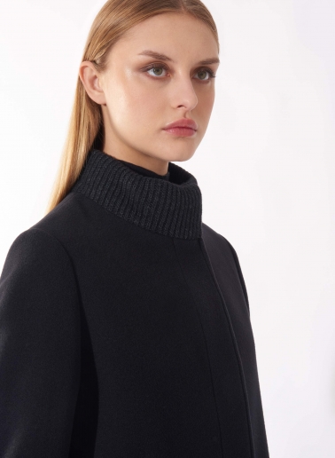Cappotto nero in lana e cashmere con collo in maglia
