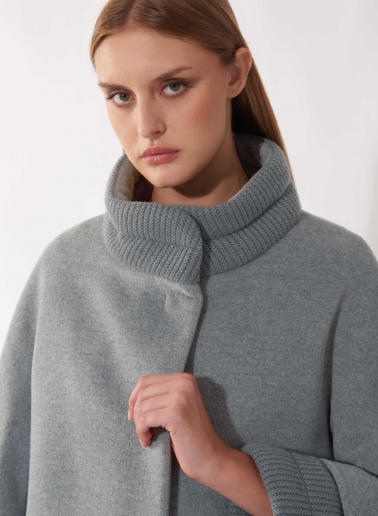 Cappotto corto grigio chiaro in lana e cashmere con inserti in maglia a coste