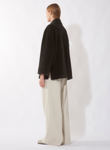 Cappotto corto marrone in lana e alpaca con collo a camicia e tasche applicate