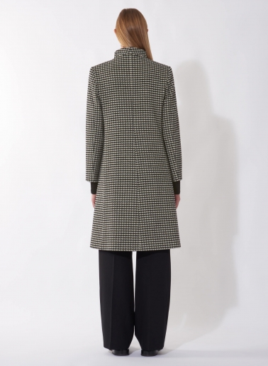 Cappotto nero in pura lana con collo alto in fantasia pied de poule