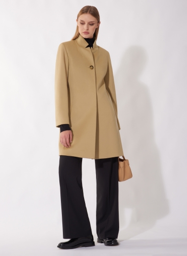 Cappotto cammello chiaro con rever rovesciato realizzato in pura lana